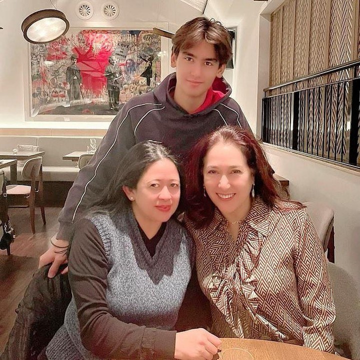 <p>Frederik Kiran adalah anak dari Kartika Sari Dewi Soekarno dan mendiang Frits Frederik Seegers. Kartika sendiri merupakan putri Soekarno dari istrinya yang berdarah Jepang, Ratna Sari Dewi Soekarno. (Foto: Instagram @kartikasoekarnofoundation)</p>