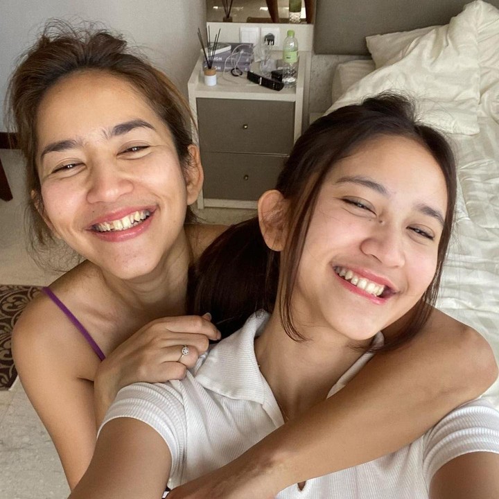 <p>Harliafa atau akrab disapa Leya kini sudah berusia 16 tahun, Bunda. Sang Bunda, Risma Nilawati, kerap membagikan potret kedekatan dengan putrinya ini di media sosial. (Foto: Instagram @neng_risma)</p>