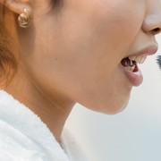 Punya Keluhan Bau Mulut? Ini Cara Membersihkan Lidah yang Benar untuk Mencegahnya!