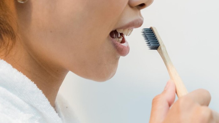 Punya Keluhan Bau Mulut? Ini Cara Membersihkan Lidah yang Benar untuk Mencegahnya!