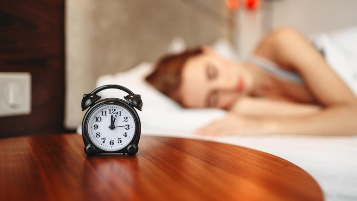 Ilustrasi tidur siang dan memasang alarm/Foto: Pixabay/Katniss12