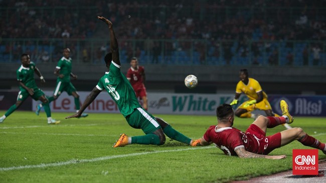 Netizen menyerbu kolom komentar Instagram PSSI usai unggah video Marc Klok yang mengeluhkan kondisi rumput Stadion Patriot, Bekasi yang sangat jelek.