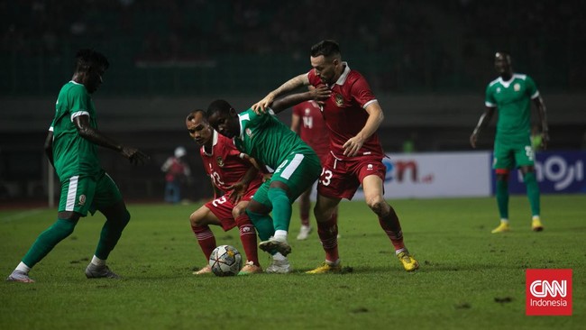 Pelatih Shin Tae Yong berterima kasih kepada pemain usai Timnas Indonesia menghajar Burundi 3-1 dalam FIFA Matchday di Stadion Patriot, Sabtu (25/3).