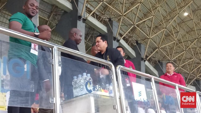 Ketua Umum PSSI Erick Thohir hadir dalam leg kedua Timnas Indonesia vs Burundi di Stadion Patriot Candrabhaga, Bekasi, Selasa (28/3) malam.