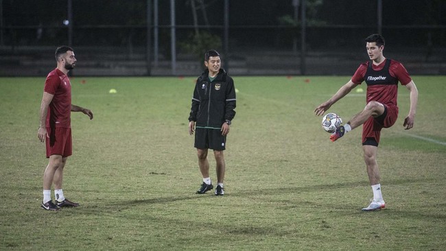 Shin Tae Yong mengaku penasaran melihat duet Elkan Baggott dan Jordi Amat di lini belakang Timnas Indonesia vs Burundi pada FIFA Matchday malam ini.