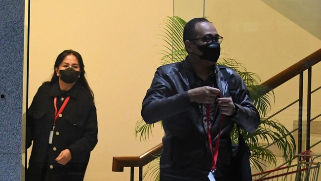 Istri eks pejabat pajak Kemenkeu Rafael Alun Trisambodo, Ernie Meike Torondek bungkam usai periksa Komisi Pemberantasan Korupsi (KPK).