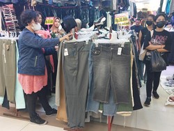 Jokowi Larang Baju Bekas Impor, Penjual Dibunuh Perlahan