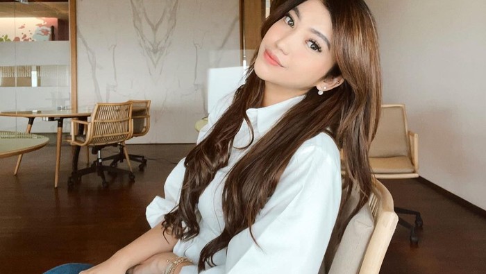 Tampil Menawan, Ini OOTD Kantoran ala Selebgram Dewi Paramita