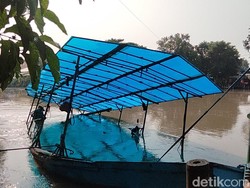 Perahu Tambang di Kemlaten Surabaya Tenggelam!