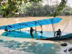 Pagi Mendebarkan Bagi Agus Saat Perahu Karam-Selamatkan Ibu Hamil