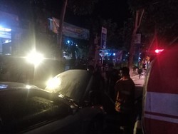 Ditinggal Membeli Makan, Mobil Sedan Terbakar