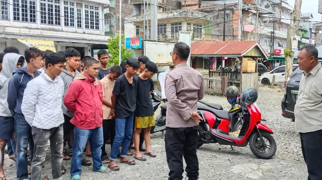 Sejumlah remaja yang melakukan perang sarung di Kuala Tungkal, Tanjung Jabung Barat, Jambi, dibawa ke kantor polisi.