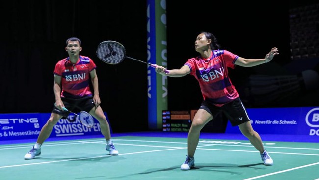 Rinov Rivaldy/Pitha Haningtyas Mentari berhasil mengalahkan Jones Ralfy Jansen/Linda Efler. Indonesia memimpin 1-0 atas Jerman di Sudirman Cup 2023.