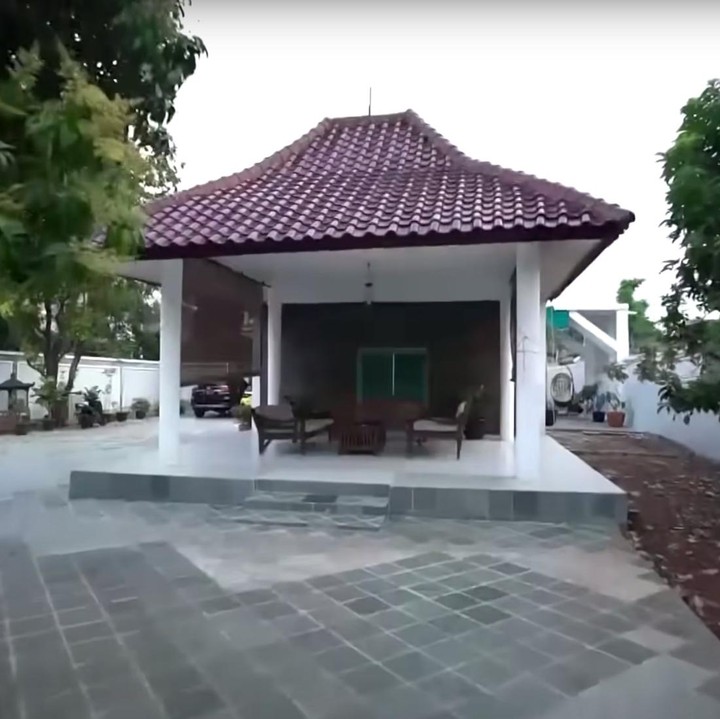<p>Di balkon ini, istri Roy Marten, Anna Maria merawat tanaman-tanaman hiasnya setiap pagi dan sore. Suasana rumahnya pun semakin asri, ya Bunda. (Foto: YouTube TRANS7 OFFICIAL)</p>
