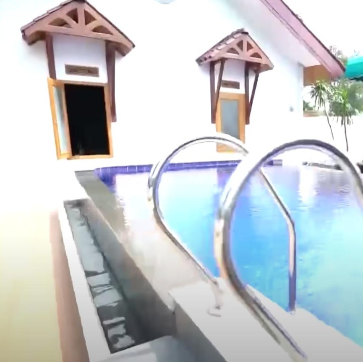 <p>Kolam renang di dalam rumah Roy Marten ternyata dahulunya adalah kamar Gading Marten, lho Bunda. Sejak Gading Marten tidak tinggal bersama orang tuanya, kamarnya pun diubah jadi kolam renang. (Foto: YouTube TRANS7 OFFICIAL)</p>