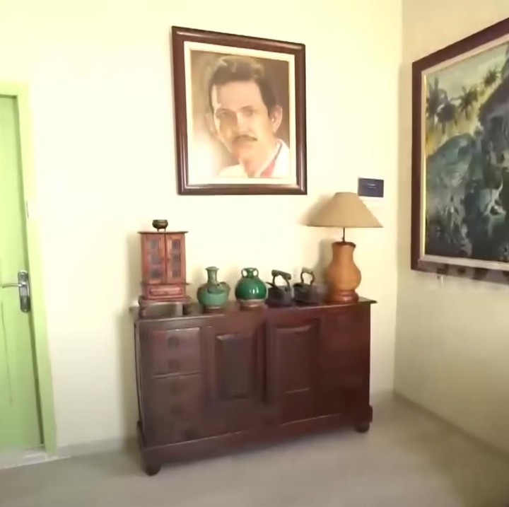 <p>Rumah kakek Gempita ini didominasi furnitur kayu, Bunda. Suasana rumahnya pun sangat bergaya rumah zaman dahulu. (Foto: YouTube TRANS7 OFFICIAL)</p>