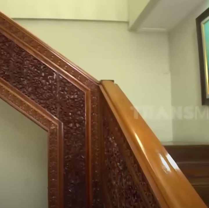 <p>Berbagai perabot antik dari kayu dikoleksi oleh Roy Marten. “Karena saya dulu kecil di kampung di Salatiga, jadi saya suka suasana pedesaan seperti ini. Ini kayu saya suka sekali,” tutur Roy Marten dalam acara Sobat Misqueen.  (Foto: YouTube TRANS7 OFFICIAL)</p>