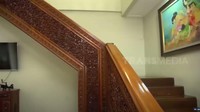 <p>Berbagai perabot antik dari kayu dikoleksi oleh Roy Marten. “Karena saya dulu kecil di kampung di Salatiga, jadi saya suka suasana pedesaan seperti ini. Ini kayu saya suka sekali,” tutur Roy Marten dalam acara Sobat Misqueen.  (Foto: YouTube TRANS7 OFFICIAL)</p>
