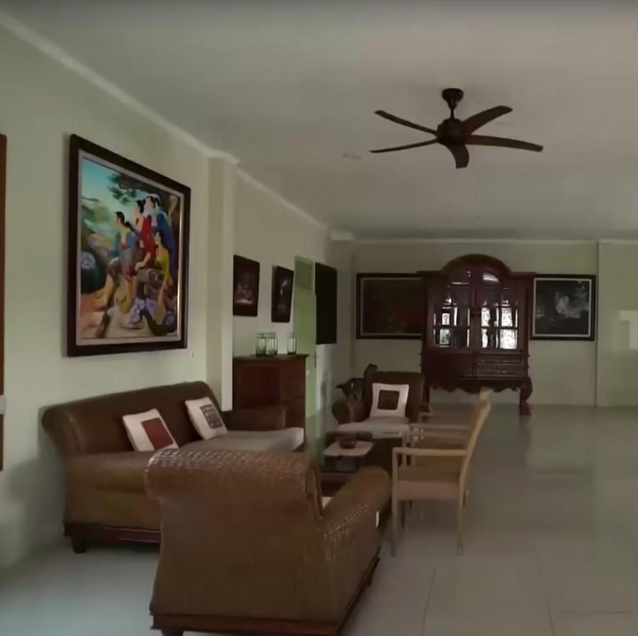<p>Rumah Roy Marten dibeli pada tahun 1991. Kini luasnya mencapai 4000 meter lebih. (Foto: YouTube TRANS7 OFFICIAL)</p>