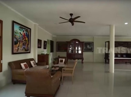 7 Potret Rumah Roy Marten dengan Luas 4000 Meter, Ada Perabotan Antik dari Kayu
