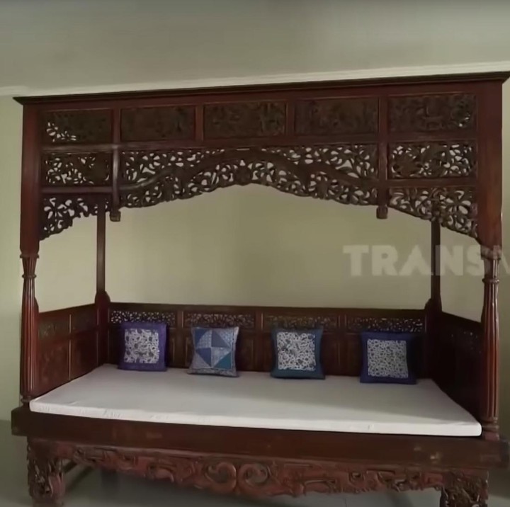 <p>Sejak pindah pada tahun 1991, aktor berusia 71 tahun ini memasang tangga kayu yang diukir dan dikirim langsung dari Jepara, Jawa Tengah. Cantik sekali ya. (Foto: YouTube TRANS7 OFFICIAL)</p>