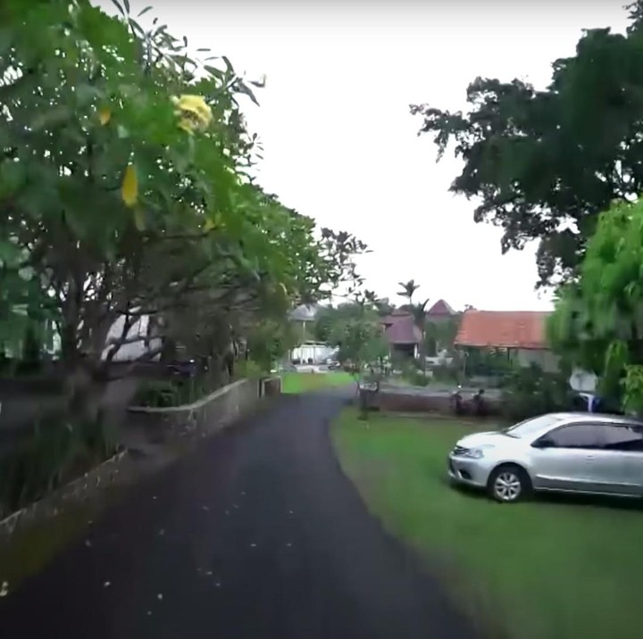 <p>Jarak gerbang dan pintu rumah Roy Marten sangat jauh, Bunda. Dipisahkan dengan tanah lapang, jalan menuju pintu rumah utama bak pedesaan dihias pohon rindang. (Foto: YouTube TRANS7 OFFICIAL)</p>