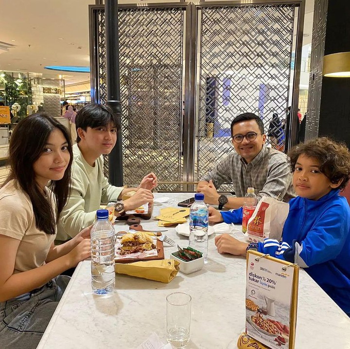 <p>Meski sibuk dengan pekerjaan, Sahrul selalu menyempatkan diri berkumpul bersama tiga anaknya. Quality time yang mereka habiskan biasanya dengan jalan-jalan atau makan bersama, Bunda. (Foto: Instagram @sahrulgunawanofficial)</p>