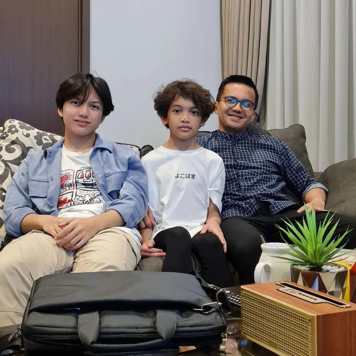 <p>Sahrul juga sangat dekat dengan dua putranya, Ezzar dan Faeyza. Si bungsu Faeyza, saat ini berusia 10 tahun. (Foto: Instagram @sahrulgunawanofficial)</p>
