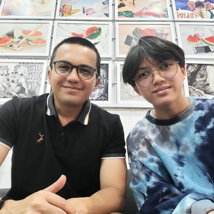 <p>Putra pertama Sahrul, Ezzar, kini sudah berusia 15 tahun. Banyak netizen bilang, paras Ezzar mirip banget dengan sang ayah. Benar enggak nih, Bunda? (Foto: Instagram @sahrulgunawanofficial)</p>