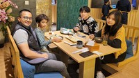 <p>Aktor yang kini menjabat Wakil Bupati Bandung, Sahrul Gunawan, tak cuma disibukkan dengan urusan berpolitik. Pria 46 tahun ini juga sibuk menjadi single dad dari tiga anak. (Foto: Instagram @sahrulgunawanofficial)</p>