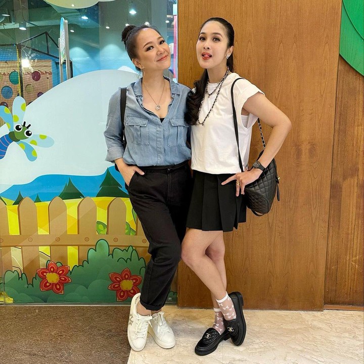 <p>Sejak menikah dan memiliki anak, Sandra dan Yuanita memang sudah jarang menghabiskan waktu bersama. Tapi, keduanya tetap kompak menjalin persahabatan, Bunda. (Foto: Instagram @sandradewi88)</p>