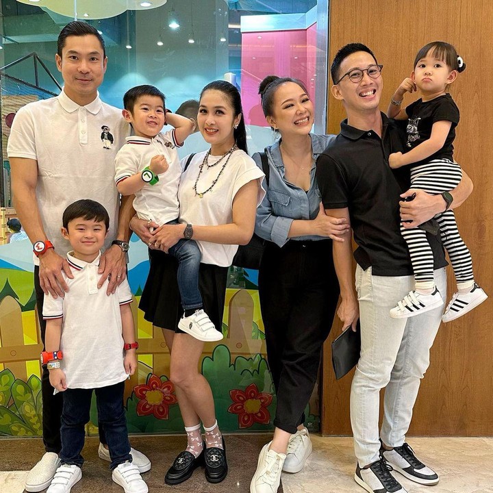 <p>Sandra Dewi merasa bahagia bisa terus menjalin persahabatan dengan Yuanita. Hal ini terlihat dari foto-foto terbaru keduanya yang dibagikan Sandra di media sosial. (Foto: Instagram @sandradewi88)</p>