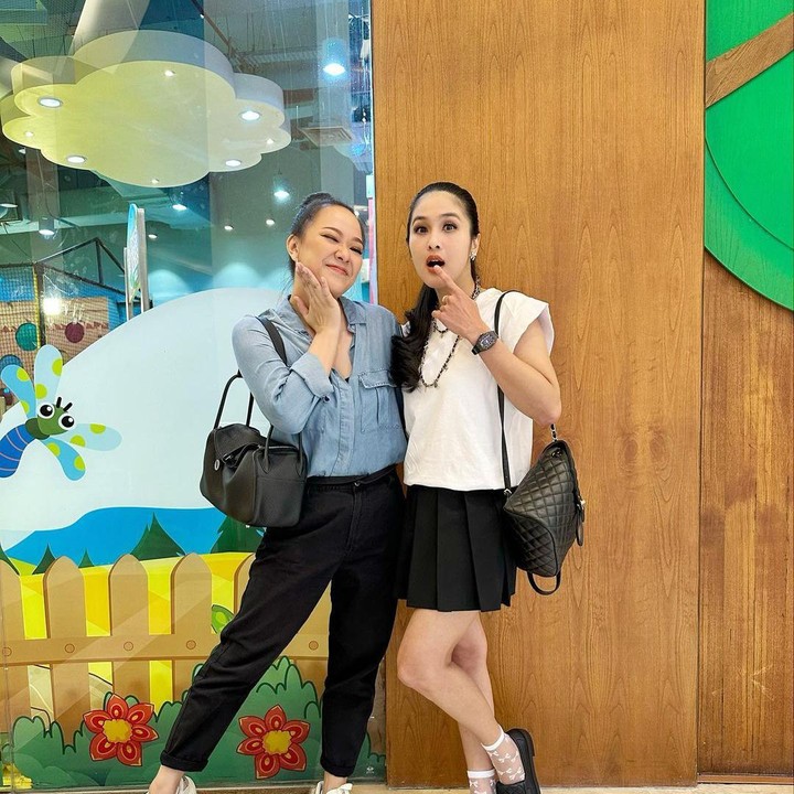 <p>Sandra Dewi dan Yuanita Christiani telah bersahabat baik sejak masih single. Tak terasa, kini keduanya sudah menikah dan menjadi seorang Bunda. (Foto: Instagram @sandradewi88)</p>