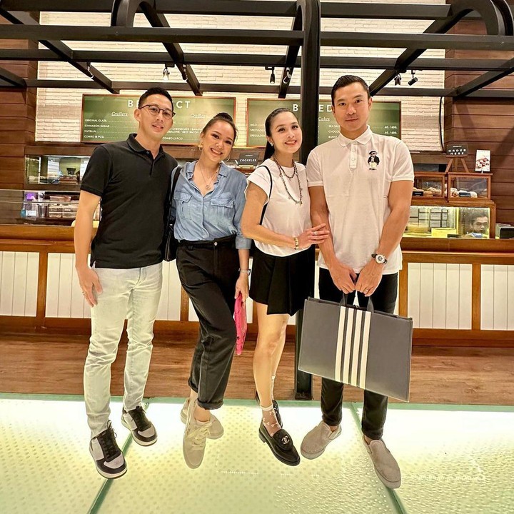 <p>Persahabatan Sandra Dewi dan Yuanita Christiani memang sudah banyak diketahui publik. Saat Sandra menikah di Disneyland Tokyo, Yuanita hadir sebagai bridesmaid. Sebaliknya, saat Yuanita menikah, Sandra Dewi yang giliran menjadi pendamping pengantin wanita. (Foto: Instagram @sandradewi88)</p>