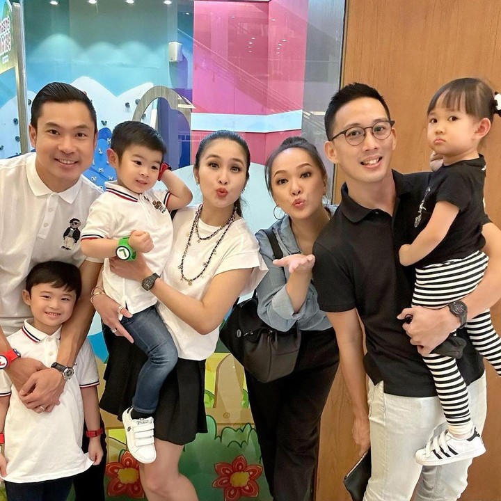 <p>Sandra Dewi membawa serta suami dan dua putranya. Sementara itu, Yuanita tampak hadir dengan suami dan putri semata wayangnya. (Foto: Instagram @sandradewi88)</p>
