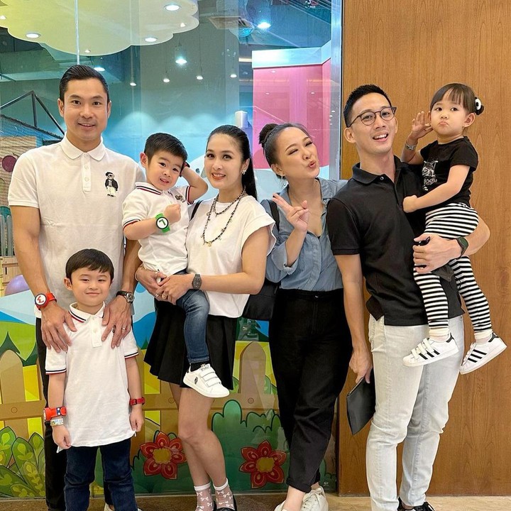 <p>Dalam unggahan itu, Sandra menuliskan 'Evolusi' sebagai kata yang pas untuk menggambarkan persahabatannya dengan Yuanita. "Persahabatan kami pun ber- EVOLUSi (dari foto ber2 jadi ber4 skrg ber7)," tulisnya. (Foto: Instagram @sandradewi88)</p>