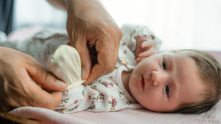 Sarung Tangan Bayi, Apakah Wajib Dikenakan pada Si Kecil?