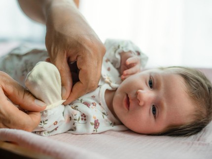 Apakah Sarung Tangan Bayi Wajib Dikenakan pada Si Kecil?