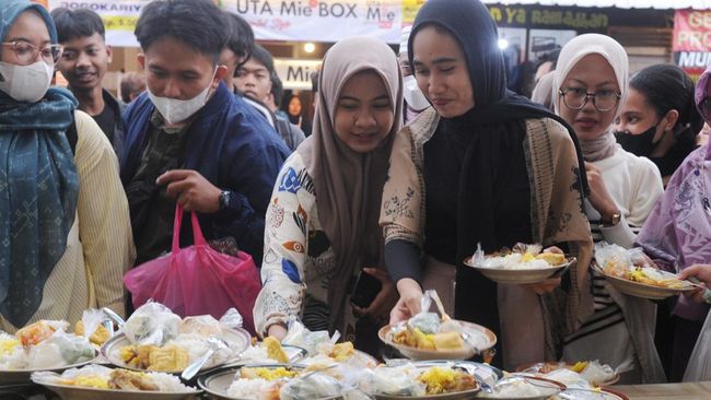 Jakarta Timur salah satu wilayah dengan tempat berburu takjil yang menarik, karena banyak munculkan pasar kaget yang berjualan takjil.