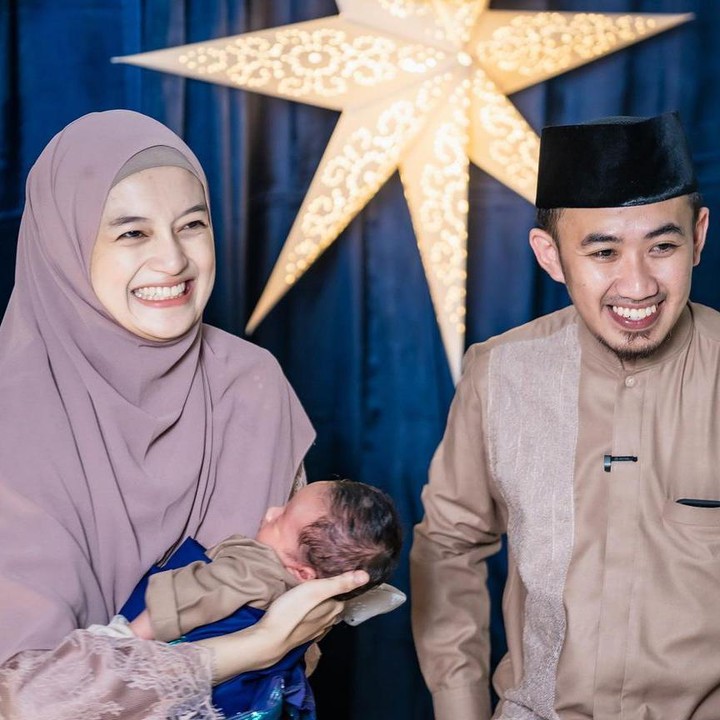 <p>Ustaz Syamsuddin Nur Makka atau akrab disapa Ustaz Syam resmi menikah dengan selebgram, Jihan Salsabila pada 12 Maret 2021. Pasangan ini telah dikaruniai seorang putra bernama Barakka Syamil Athaillah. (Foto: Instagram @syam_elmarusy/ @jihan.ghazali)</p>