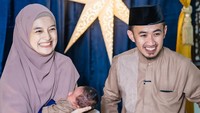 <p>Ustaz Syamsuddin Nur Makka atau akrab disapa Ustaz Syam resmi menikah dengan selebgram, Jihan Salsabila pada 12 Maret 2021. Pasangan ini telah dikaruniai seorang putra bernama Barakka Syamil Athaillah. (Foto: Instagram @syam_elmarusy/ @jihan.ghazali)</p>
