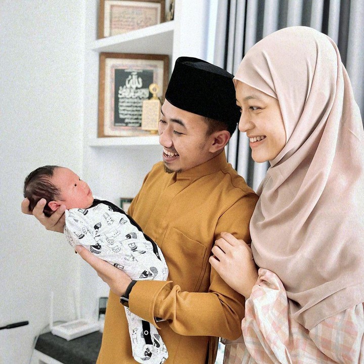 <p>Putra semata wayang Ustaz Syam dan Jihan, Barakka, lahir pada 29 April 2022. Saat ini, usia Barakka sudah 10 bulan, Bunda. (Foto: Instagram @syam_elmarusy/ @jihan.ghazali)</p>