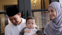<p>Meski sibuk, Ustaz Syam ternyata sangat dekat dengan anak semata wayangnya nih, Bunda. Barakka disebut lebih banyak menghabiskan waktu bersama ayahnya ketika di rumah. "Bahkan Barraka itu lebih dekat sama tetta (ayah) dibandingkan Jihan," kata sang Bunda. (Foto: Instagram @syam_elmarusy/ @jihan.ghazali)</p>
