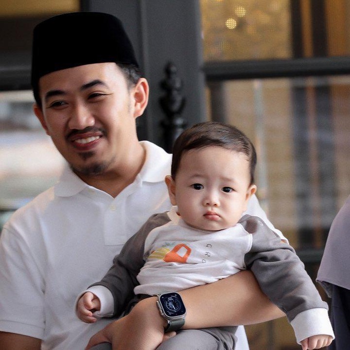 <p>Menurut Jihan, sang suami juga memiliki andil besar dalam mengurus rumah tangga. Di mata Jihan, Ustaz Syam adalah suami dan ayah yang sangat peduli. "Kalau pulang kerja tetap mau ngurus anak, jadi enggak Jihan doang yang full ngurus anak dan rumah," kata Jihan dalam acara Pagi Pagi Ambyar, belum lama ini. (Foto: Instagram @syam_elmarusy/ @jihan.ghazali)</p>