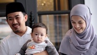 <p>Menurut Jihan, sang suami juga memiliki andil besar dalam mengurus rumah tangga. Di mata Jihan, Ustaz Syam adalah suami dan ayah yang sangat peduli. "Kalau pulang kerja tetap mau ngurus anak, jadi enggak Jihan doang yang full ngurus anak dan rumah," kata Jihan dalam acara Pagi Pagi Ambyar, belum lama ini. (Foto: Instagram @syam_elmarusy/ @jihan.ghazali)</p>