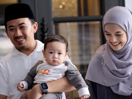 7 Potret Ustaz Syam Bersama Sang Istri Selebgram Jihan Salsabila dan Anaknya