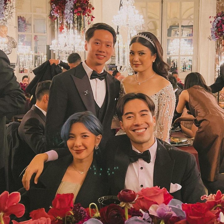 <p>Penampilan Sheila di acara pernikahan ini cukup mencuri perhatian, Bunda. Kali ini, Sheila tampil berbeda dengan gaya rambut pendek dan dicat warna ash blue. (Foto: Instagram @vidialdiano)</p>