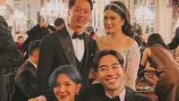 <p>Penampilan Sheila di acara pernikahan ini cukup mencuri perhatian, Bunda. Kali ini, Sheila tampil berbeda dengan gaya rambut pendek dan dicat warna ash blue. (Foto: Instagram @vidialdiano)</p>
