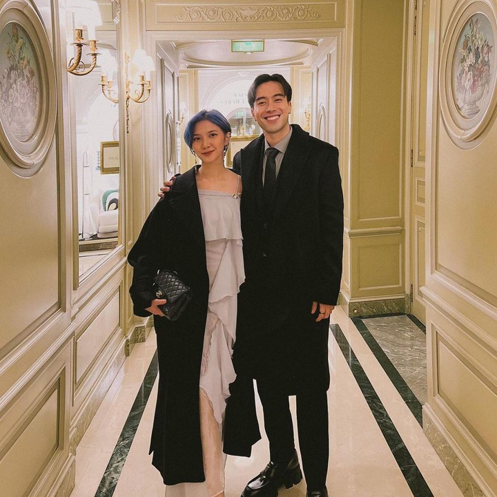 <p>Vidi dan Sheila tampil serasi mengenakan setelan yang pas di hari bahagia Valencia Tanoesoedibjo dan Kevin Sanjaya. Pasangan ini tampaknya sudah menyiapkan semuanya, Bunda. (Foto: Instagram @vidialdiano)</p>