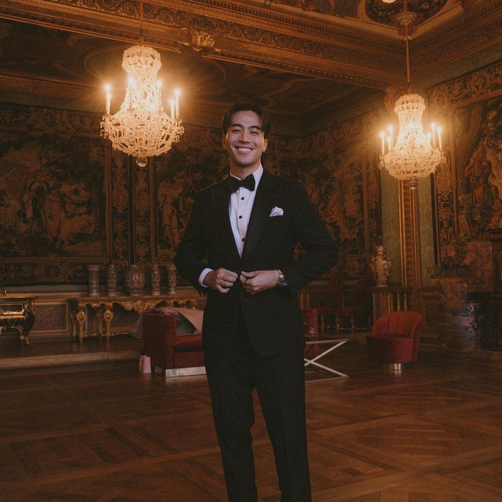 <p>Vidi terlihat tampan mengenakan setelah jas dengan dasi kupu-kupu hitam. Pria 32 tahun ini mengenakan pakaian dari desainer Jonathan Wongso. (Foto: Instagram @vidialdiano)</p>